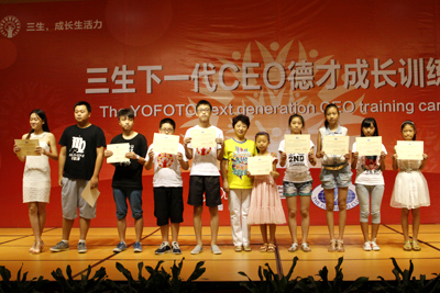 拿上結業證書,和團隊伙伴們合影留念 拿上結業證書,和團隊伙伴們合影留念