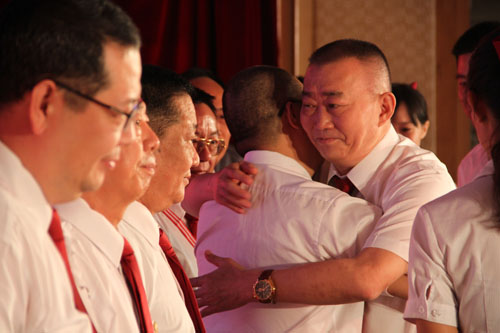 表彰大會上,懷總與太陽神創(chuàng)業(yè)老員工深情擁抱,并頒發(fā)25周年特別貢獻(xiàn)金徽獎 表彰大會上,懷總與太陽神創(chuàng)業(yè)老員工深情擁抱,并頒發(fā)25周年特別貢獻(xiàn)金徽獎